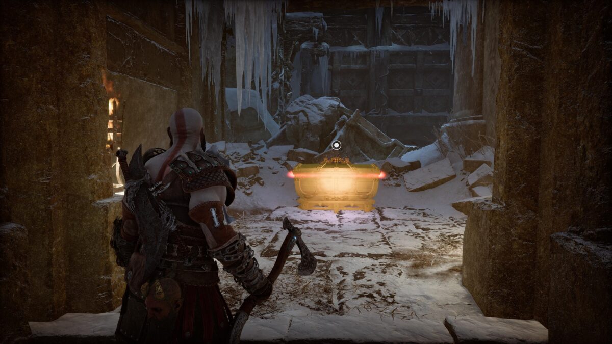 Kratos in front of a chest, the chest is highlighted by the High Contrast mode